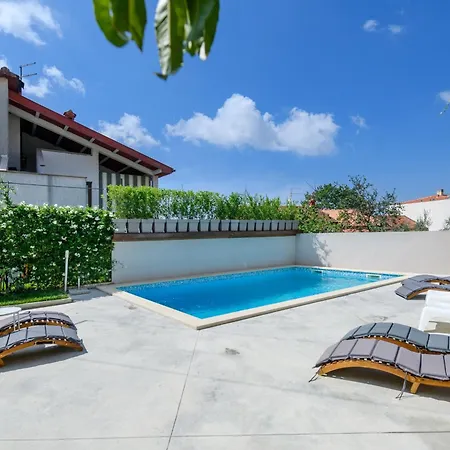 Poolside - Pool & Gym Apartment Pula