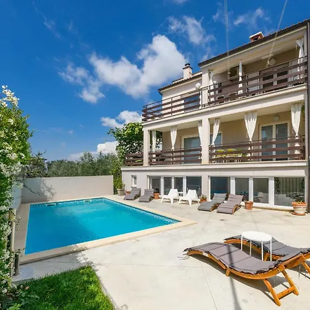 Poolside - Pool & Gym Apartment Pula