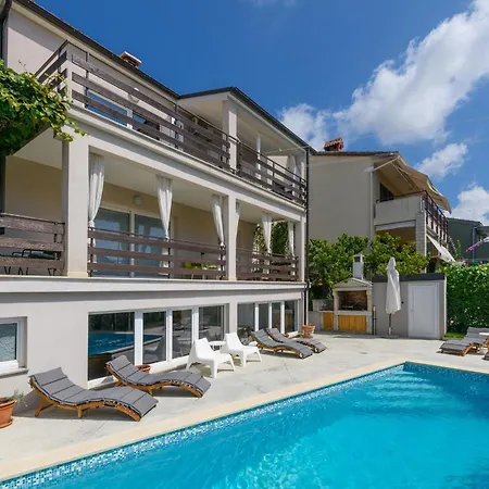 Apartment Poolside - Pool & Gym Pula