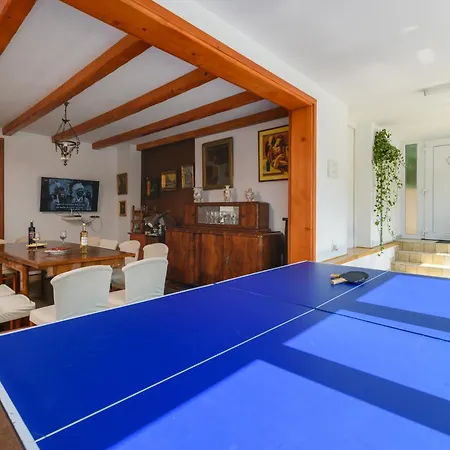 Poolside - Pool & Gym Apartment